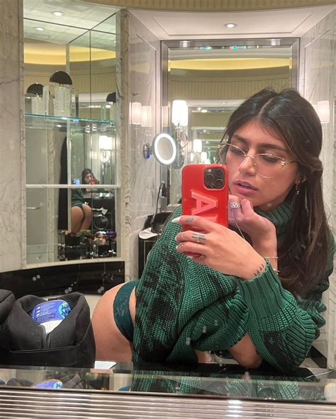 Mia Khalifa surpreende fãs e aparece no gq da Playboy